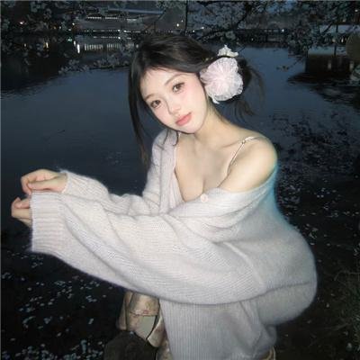 给小酒馆女子喝高杯酒